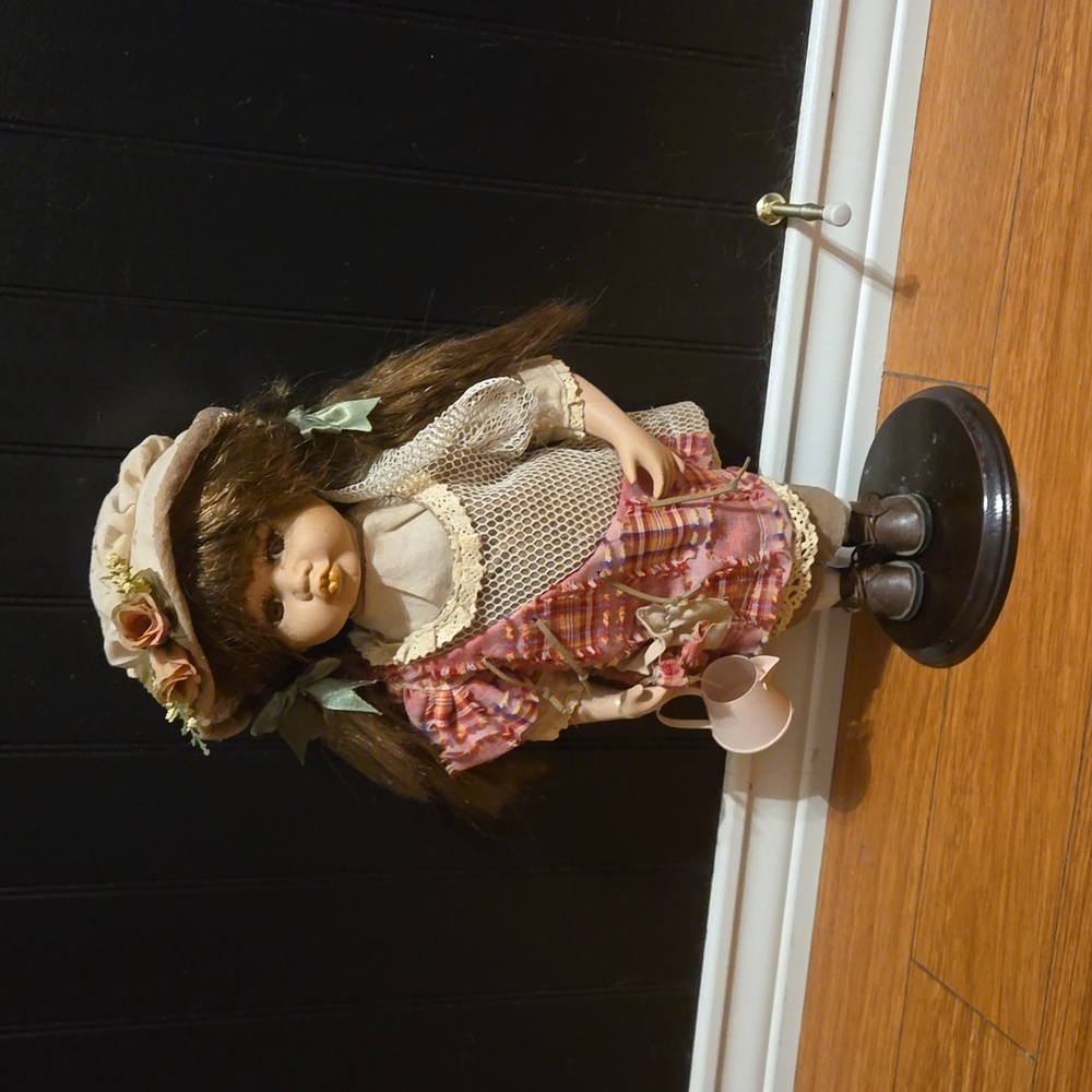 Vanessa ricardi doll 2004 with her box and stand she have all her object